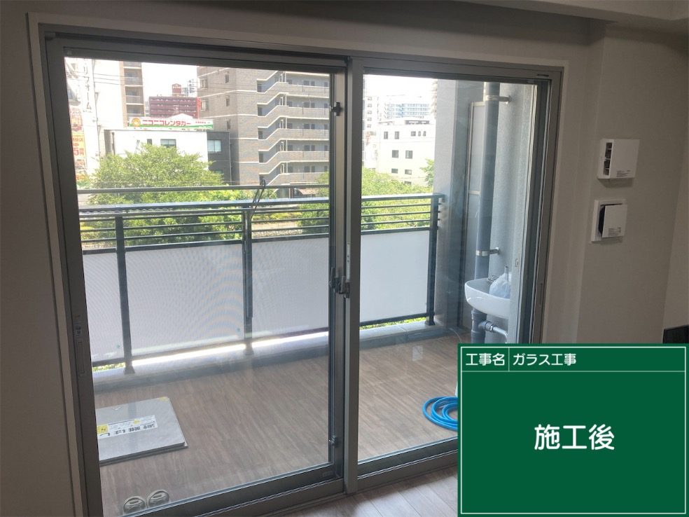 マンションの角部屋の窓に、真空ガラスを入れた内窓を取り付けた様子
