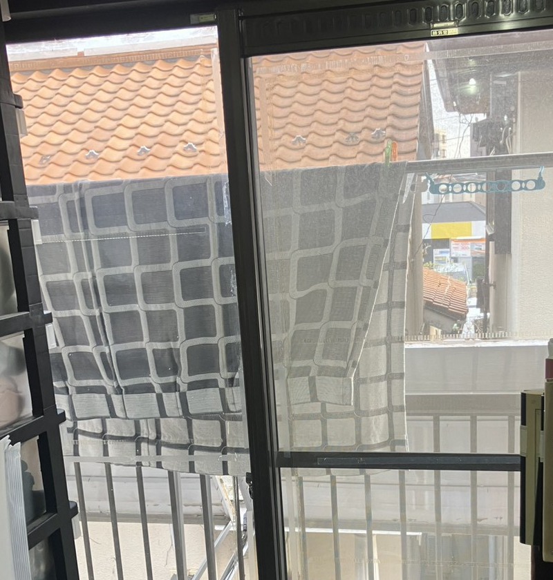 東京都府中市の戸建て、2階のバルコニーに出る掃き出し窓。内窓を取り付ける前の様子