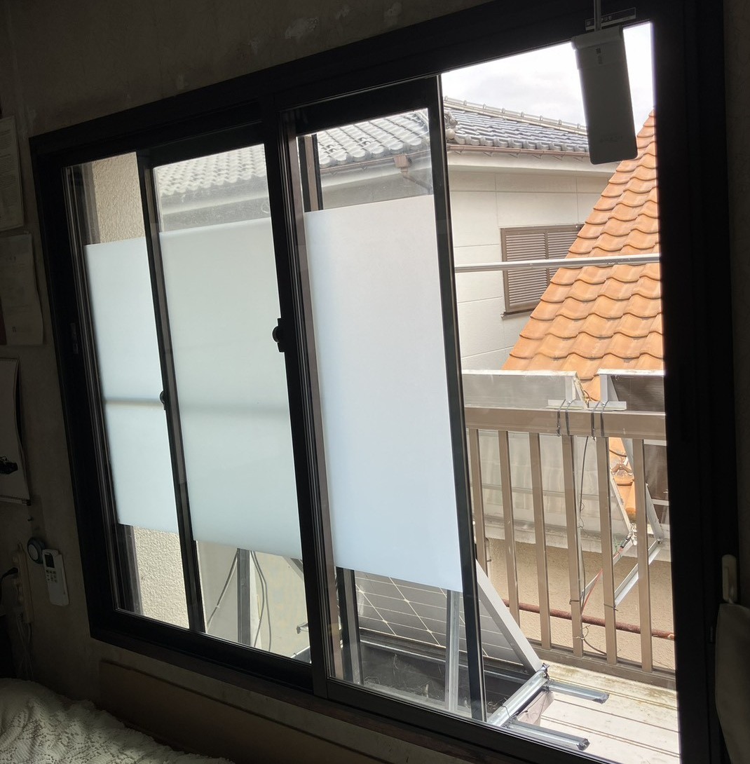 東京都府中市の戸建て、2階の腰窓に濃い茶色の枠の内窓を取り付けた施工後の様子