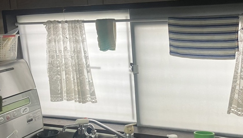 東京都府中市の戸建て、キッチンの横長の窓。内窓を取り付ける前の様子