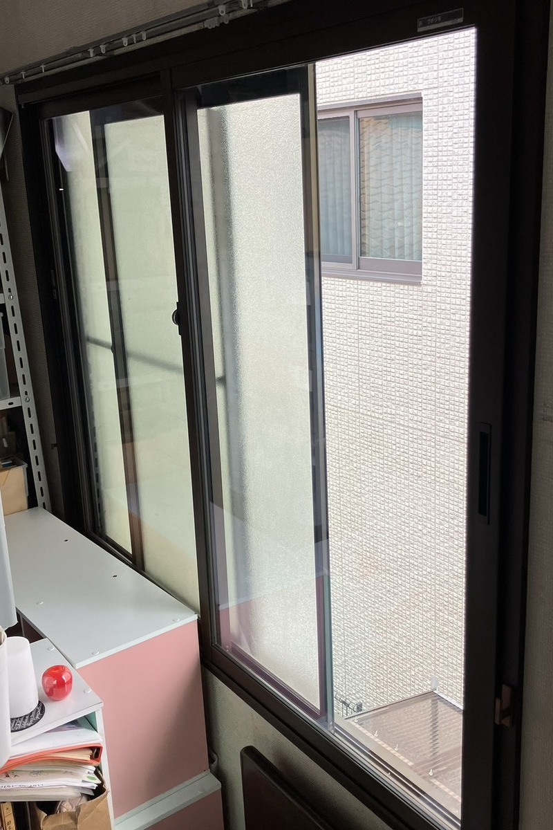 東京都府中市の戸建て、2階の部屋の窓に濃い茶色の枠の内窓を取り付けた施工後の様子