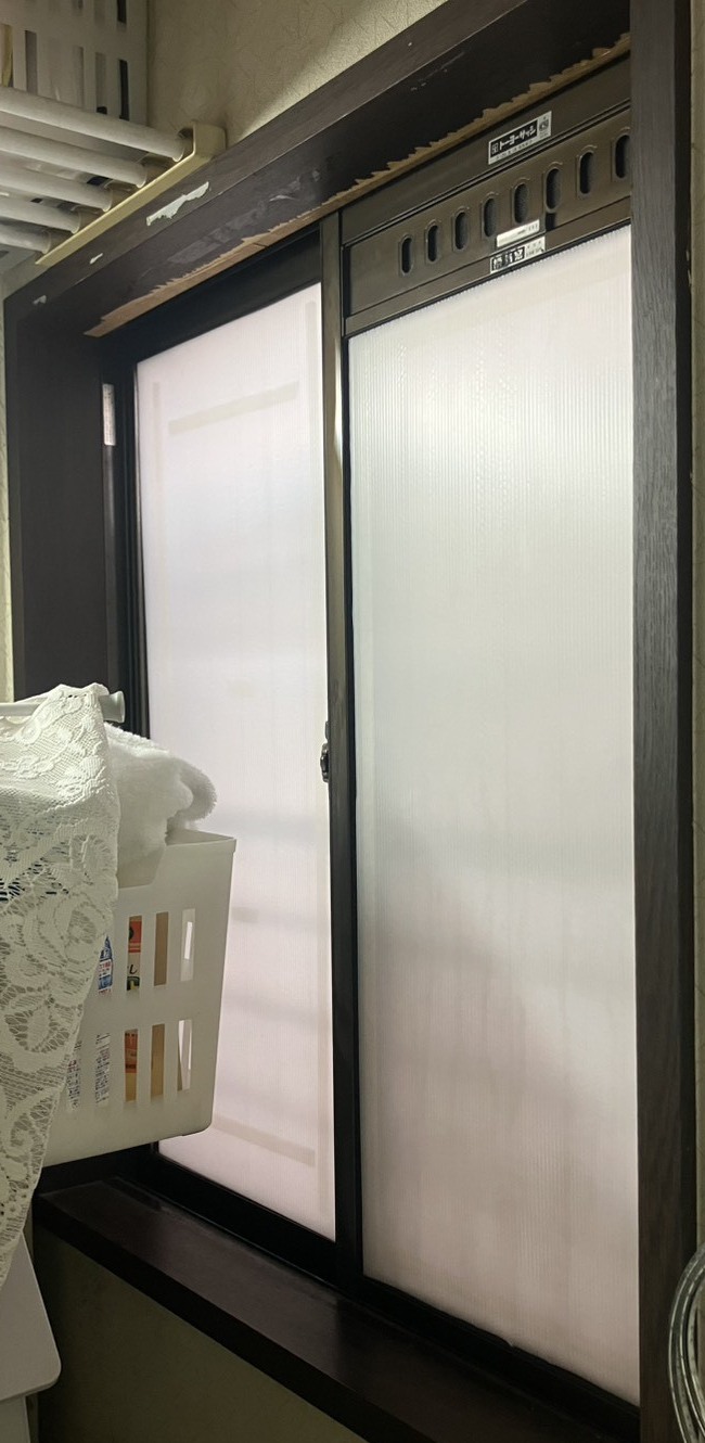 東京都府中市の戸建て、1階の洗面所の窓。内窓を取り付ける前の様子