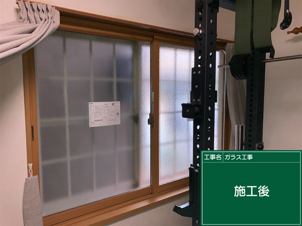 大阪府泉大津市の戸建て、格子模様の型ガラスの窓に内窓を取り付けた施工後の様子