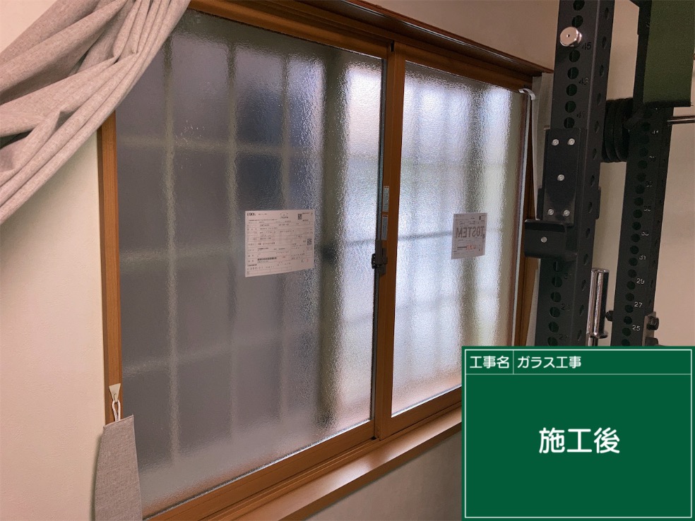 大阪府泉大津市の戸建て、型ガラスの窓に取り付けた内窓を別の角度から見た施工後の様子