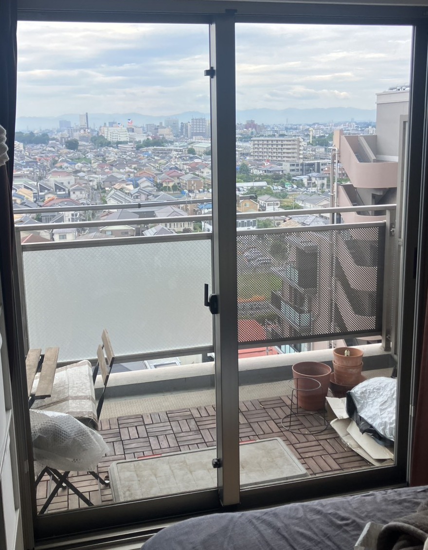 東京都三鷹市のマンション、寝室のバルコニー側の窓。内窓を取り付ける前の様子