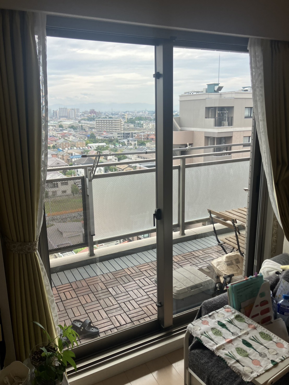 東京都三鷹市のマンション、リビングのバルコニー側の窓。内窓を取り付ける前の様子