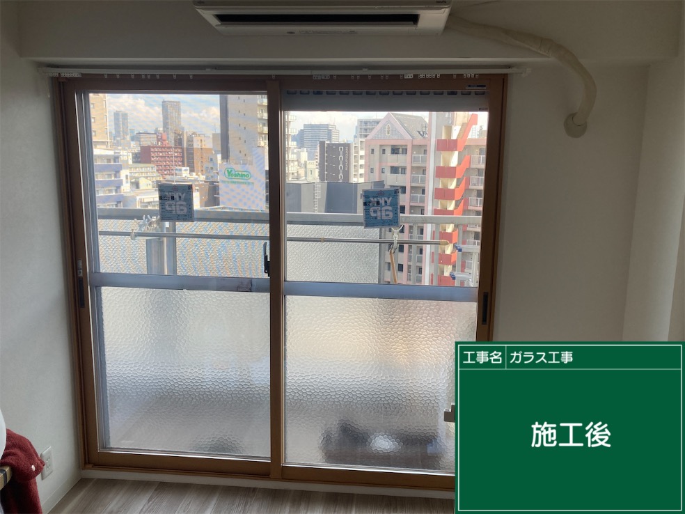大阪市福島区のマンション、もう1か所の窓に木目調の枠の内窓を取り付けた施工後の様子