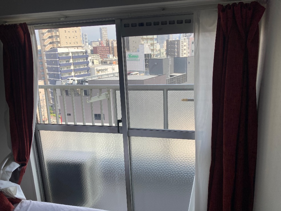 大阪市福島区のマンション、ベランダ側の引違い窓。内窓を取り付ける前の様子