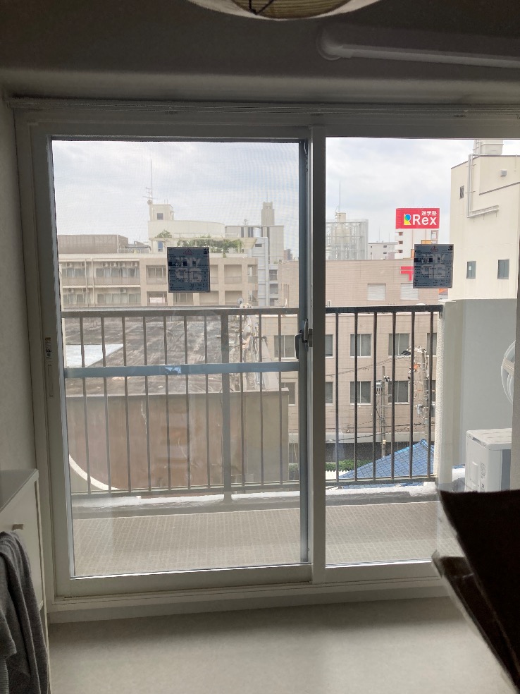 東京都新宿区のマンション101号室、引違い窓に木目調の枠の内窓を取り付けた施工後の様子