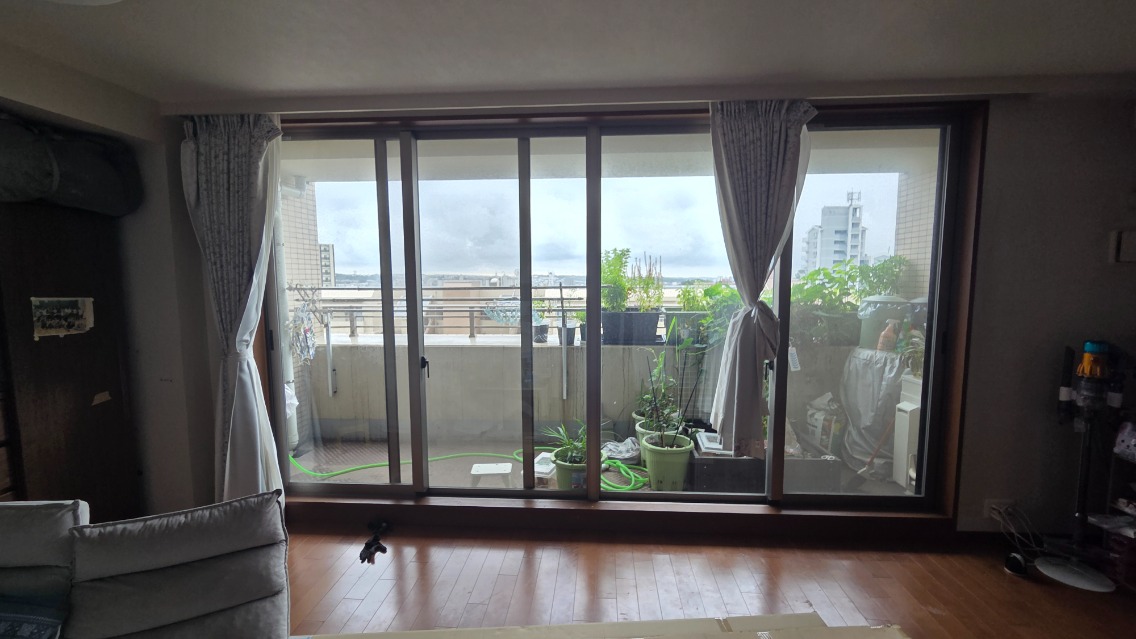 愛知県名古屋市天白区のマンション、リビングの大きな掃き出し窓。内窓を取り付ける前の様子