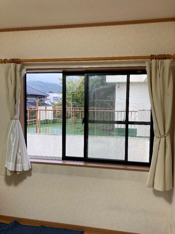 福岡県春日市の戸建て、2階の寝室の腰窓。内窓を取り付ける前の様子