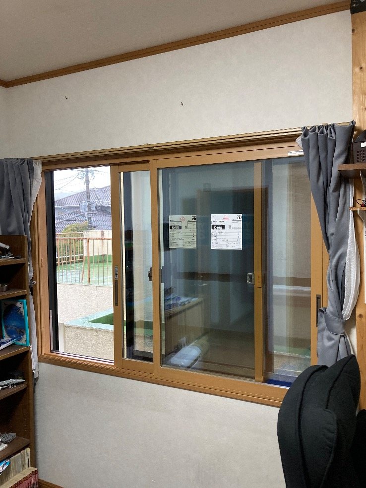 福岡県春日市の戸建て、2階の仕事部屋の腰窓に、木目調の枠の内窓を取り付けた施工後の様子