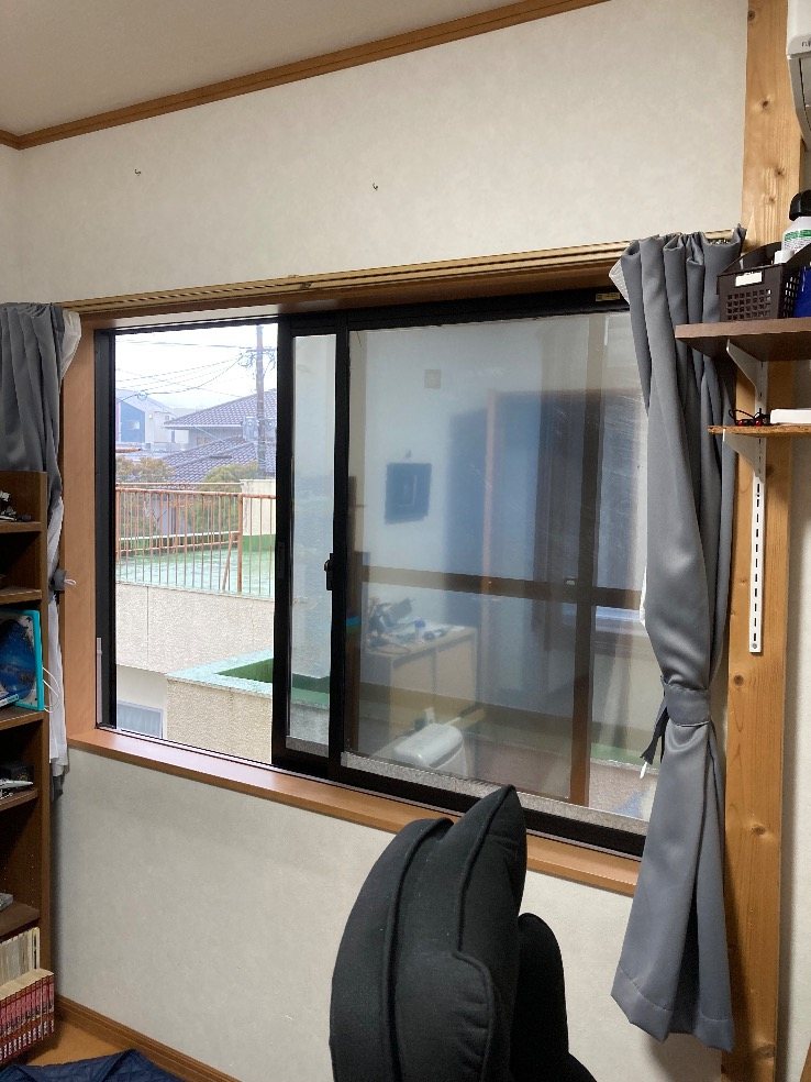 福岡県春日市の戸建て、2階の仕事部屋の腰窓。内窓を取り付ける前の様子