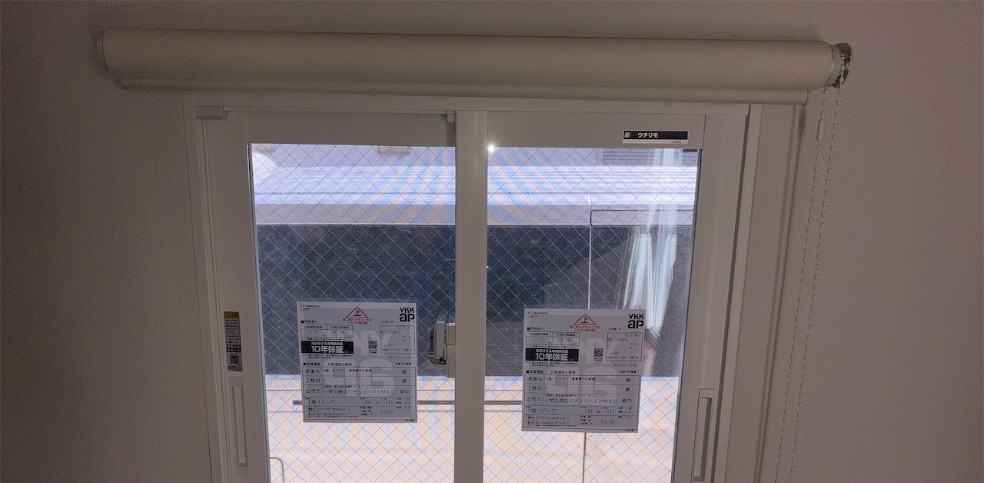 大阪府泉南郡熊取町の戸建て、リビングの小窓に、白い枠の内窓を取り付けた施工後の様子