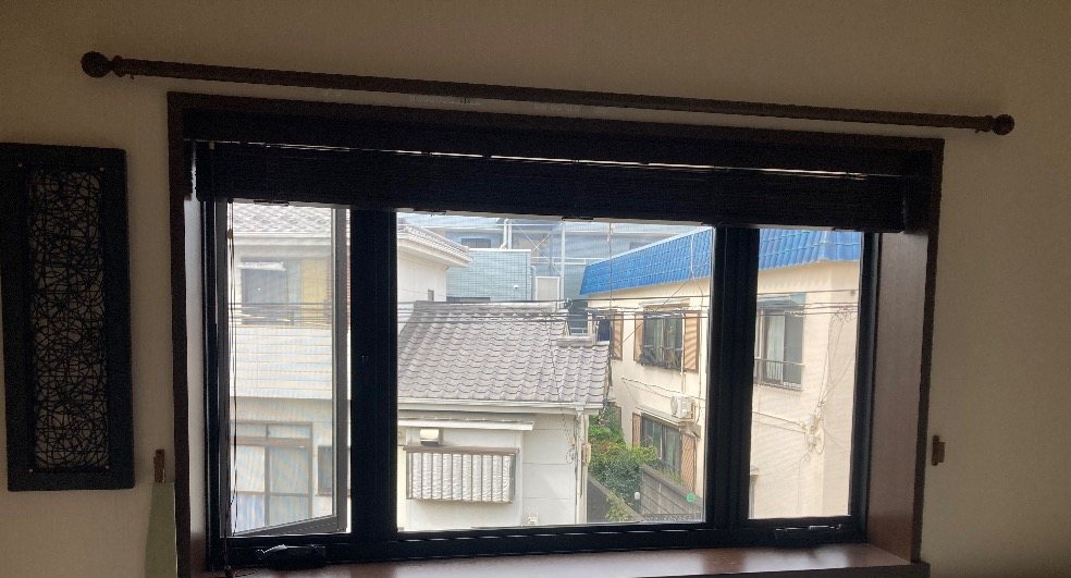 東京都江戸川区の戸建て、2階の右の洋室の3枚引違い窓。内窓を取り付ける前の様子