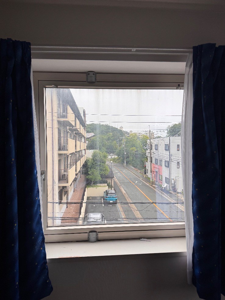 大阪府吹田市の戸建て、寝室の押出し窓。内窓を取り付ける前の様子