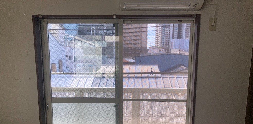 大阪市福島区の戸建て、洋室の引違い窓。内窓を取り付ける前の様子