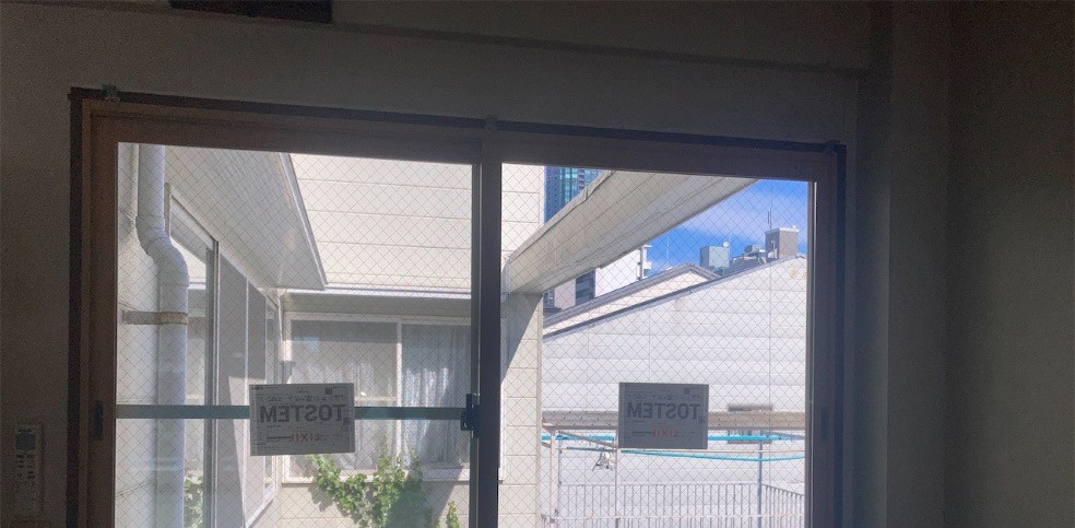 大阪市福島区の戸建て、もう1つの洋室の引違い窓に、木目調の枠の内窓を取り付けた施工後の様子
