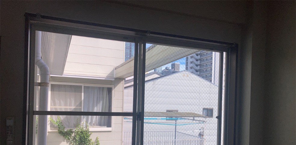 大阪市福島区の戸建て、もう1つの洋室の引違い窓。内窓を取り付ける前の様子