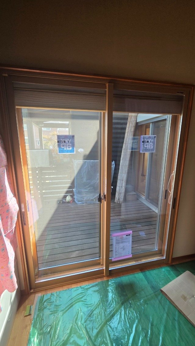 愛知県瀬戸市の戸建て、衣装室の掃き出し窓に、内窓を取り付けた施工後の様子