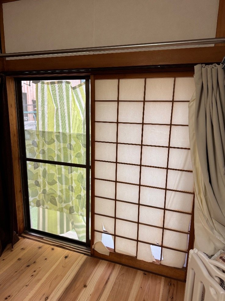 大阪市東住吉区の戸建て、1階リビングの掃き出し窓。内窓を取り付ける前の様子