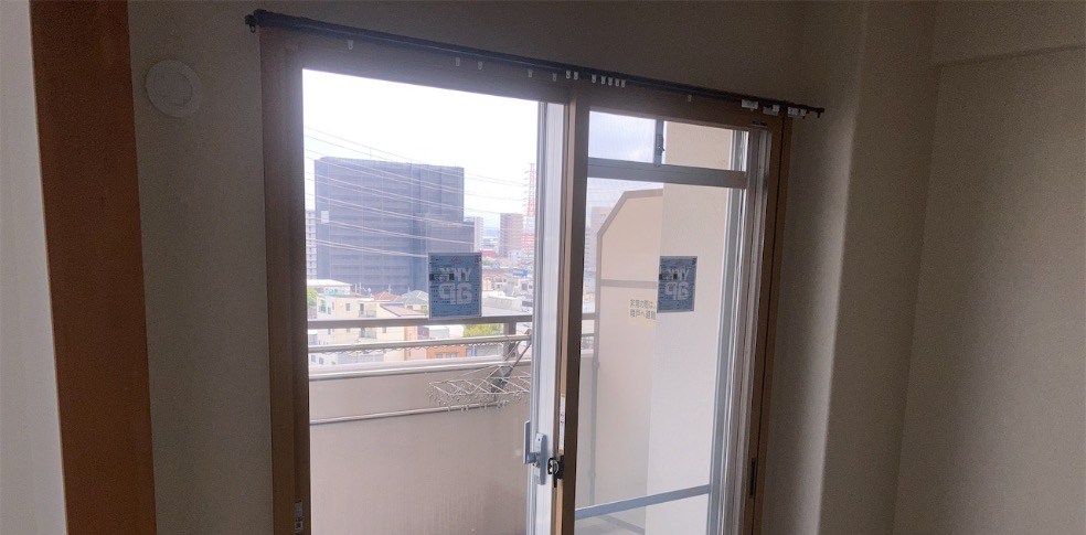 大阪市住之江区のマンション、和室のバルコニーに面した窓に、ナチュラル色の枠の内窓を取り付けた施工後の様子