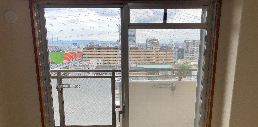 大阪市住之江区のマンション、和室のバルコニーに面した引違い窓。内窓を取り付ける前の様子