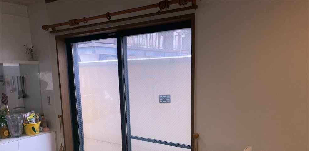大阪市生野区の戸建て、ダイニングの大きな引違い窓。内窓を取り付ける前の様子