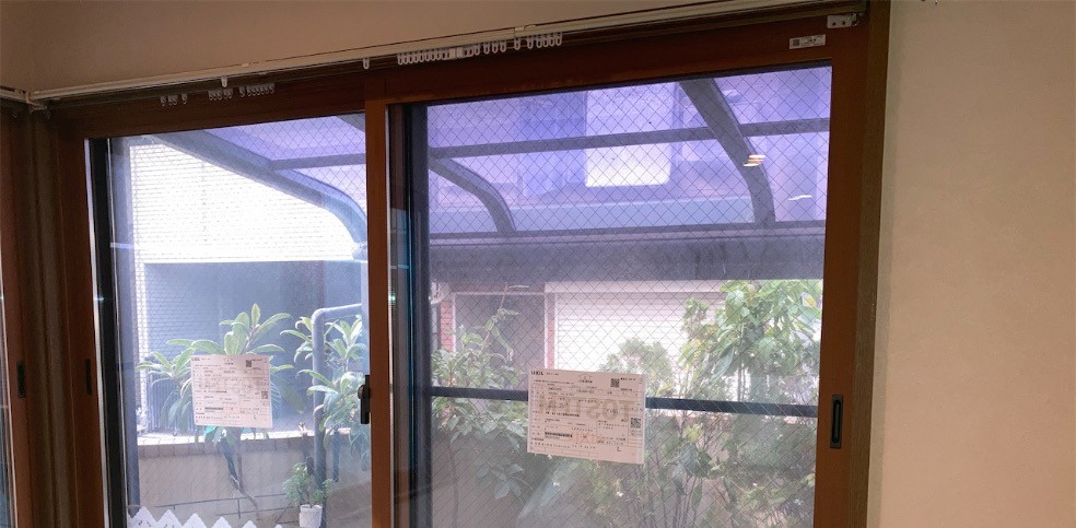 大阪市生野区の戸建て、リビングの角にある引違い窓に、木目調の枠の内窓を取り付けた施工後の様子